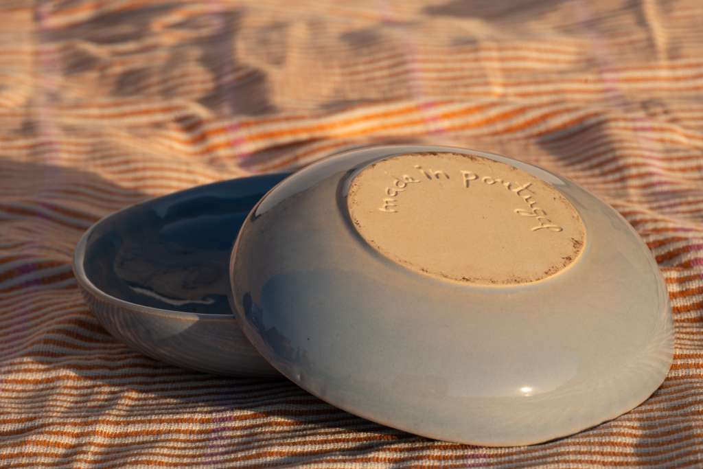 Dwie ręcznie robione błękitne miseczki z Portugalii, jedna pokazuje spód z napisem "made in portugal".